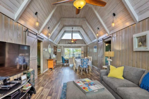 Canalfront Cottage Kayaks by Pier in Cherry Grove